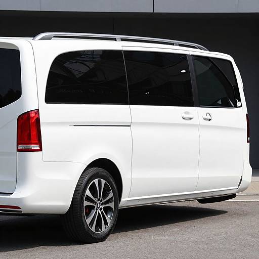 Mercedes-Benz Viano 4MATIC Minivan Showcase