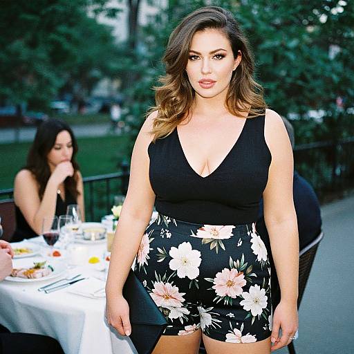 Plus-Size Chic Summer Evening Style