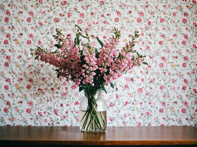 Elegant Beonica Flower Vase Wallpaper