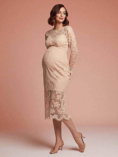 Chic Champagne Lace Maternity Portrait