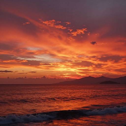 Rojizo Sunset Over Calm Ocean