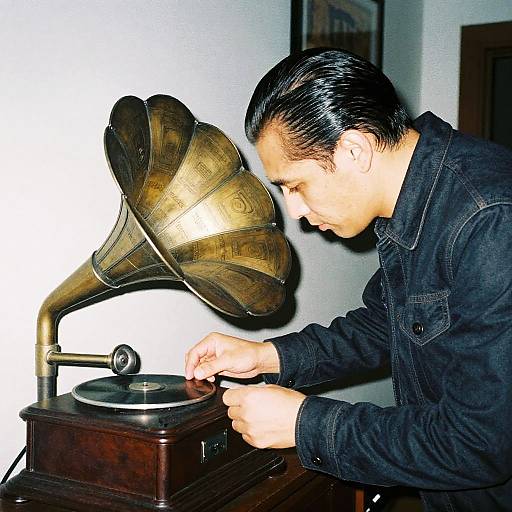 Melancholic Vintage Phonograph Tuning