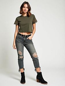Casual Streetwear Look with Cropped T-shirt and Distressed Jeans